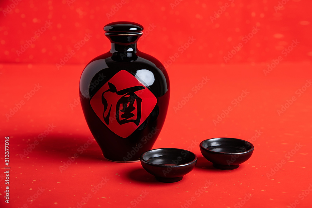 红底壶装中国传统白酒