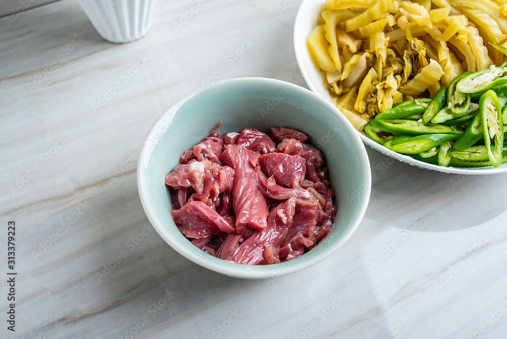 厨房瓷砖台面上的一盘酸菜和腌牛肉