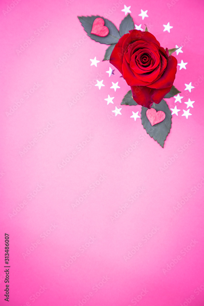 红心和红玫瑰的形象是情人节中爱情的象征，显示了