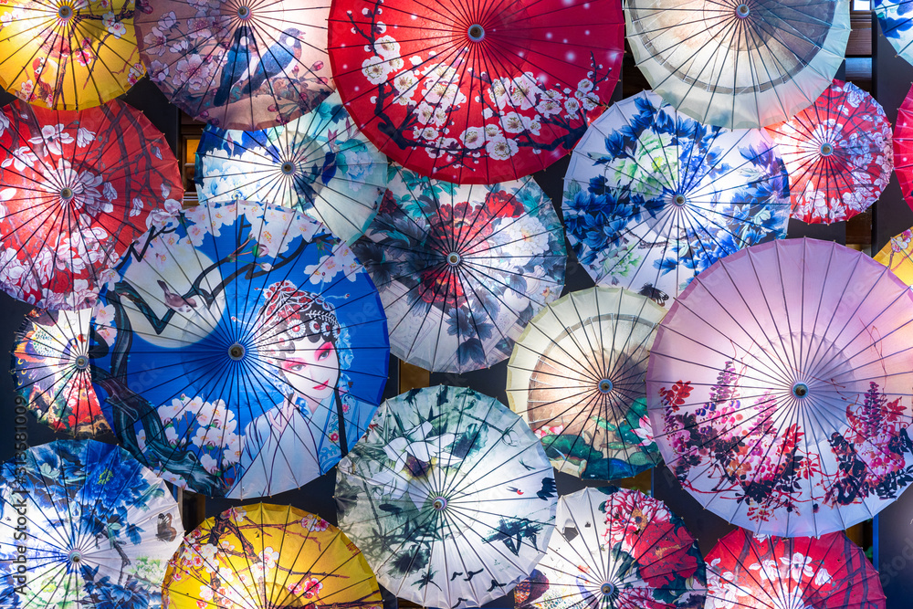 中国纸伞背景，中国传统雨伞展示。
