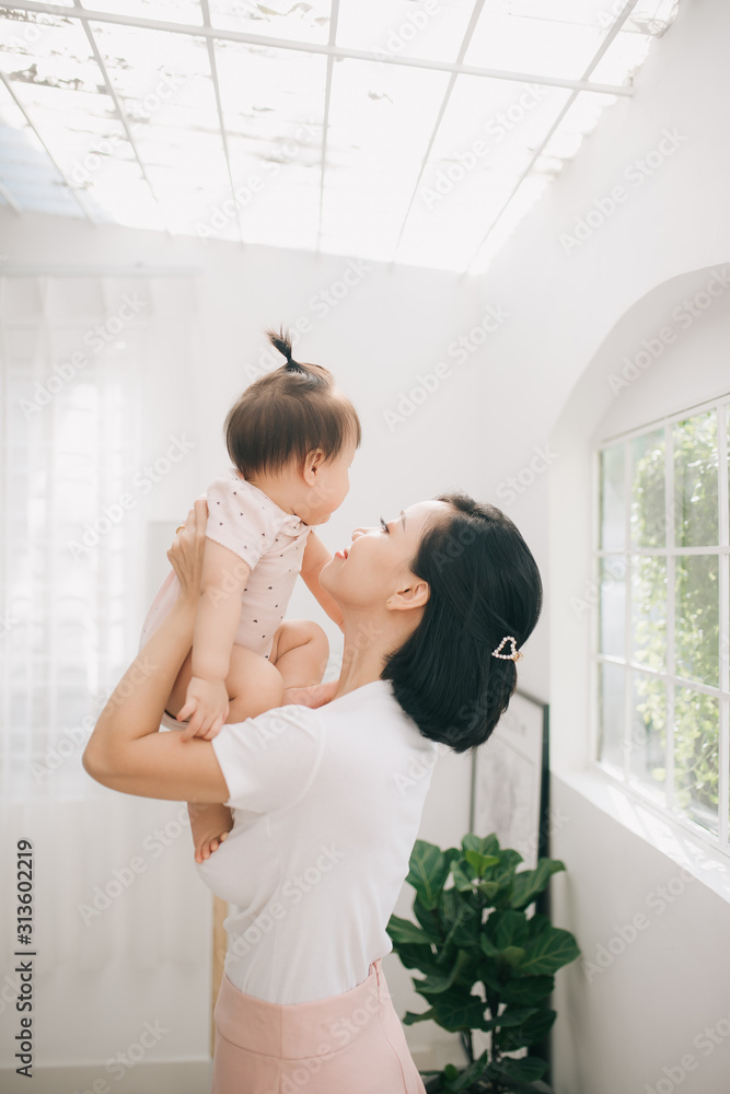 年轻的亚洲母亲和婴儿