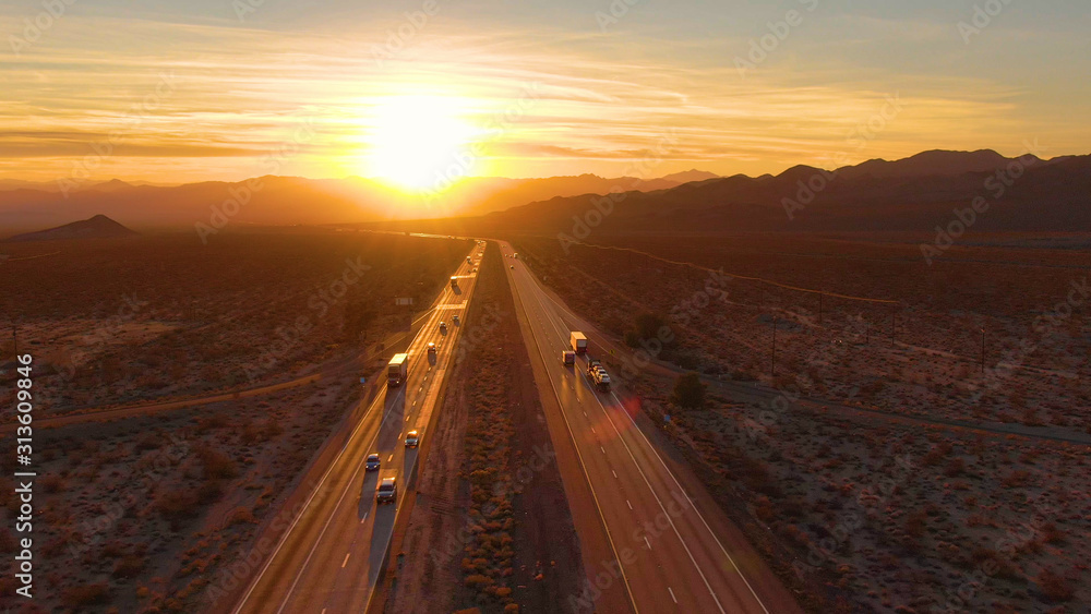 DRONE：18轮卡车和汽车在黄昏穿越莫哈韦沙漠的风景照片