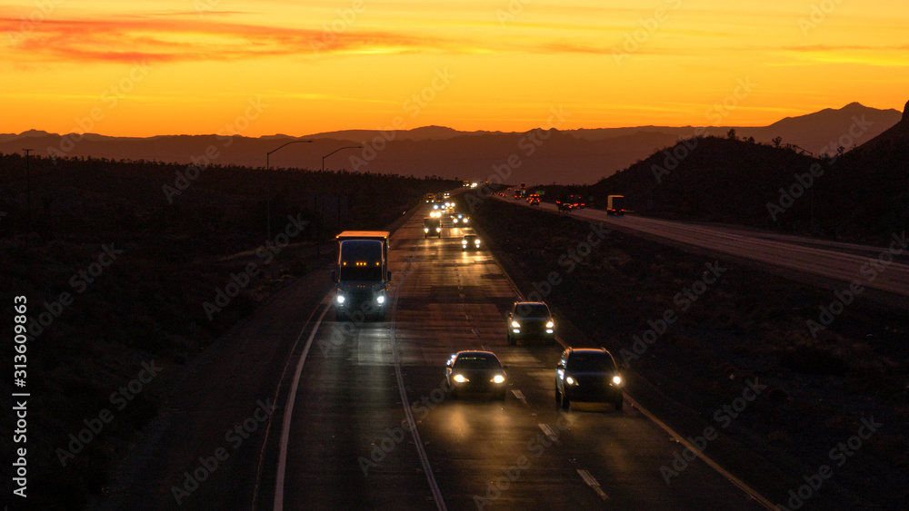 空中交通：黄昏时分，通勤者和卡车司机沿着莫哈韦高速公路行驶。