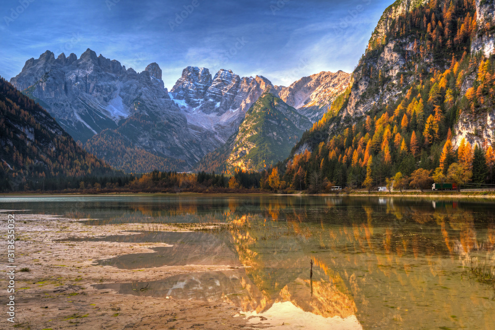 意大利南蒂罗尔州多洛米蒂秋季风景中的基督山