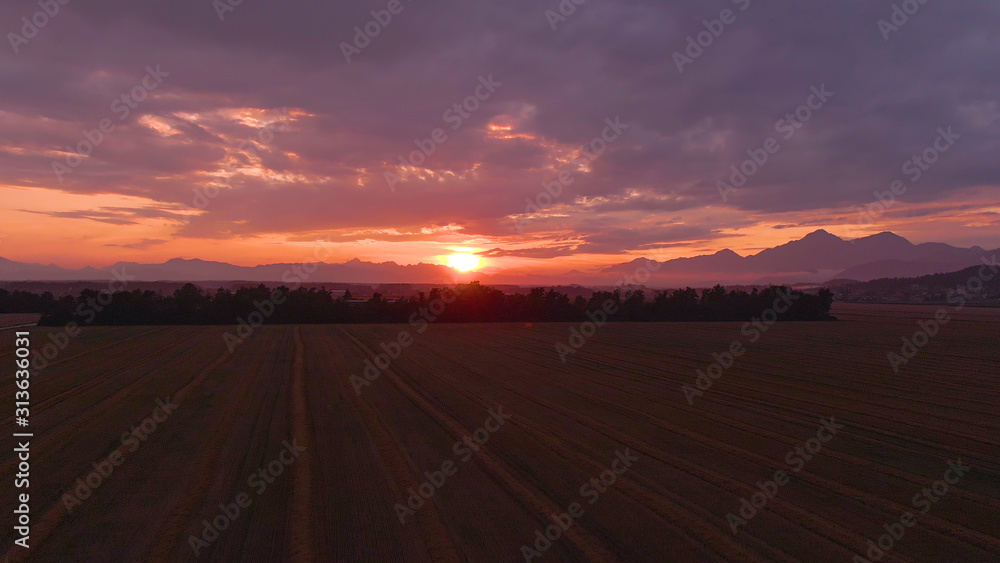 无人机：金色的日出温柔地照亮了斯洛文尼亚宁静的农田。