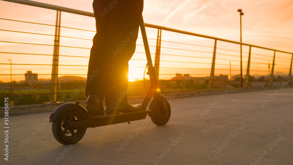 特写：现代商人喜欢骑着电动踏板车下班回家。