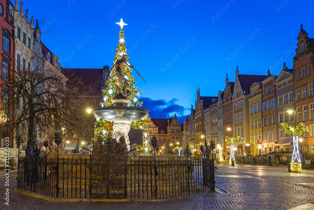 波兰Gdansk Long Lane的美丽建筑，黎明时分有圣诞的光芒。