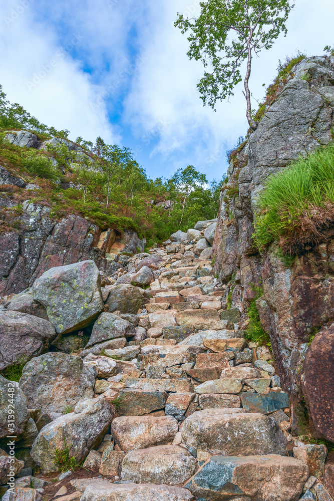 挪威罗加兰县Preikestoned徒步小径的石阶