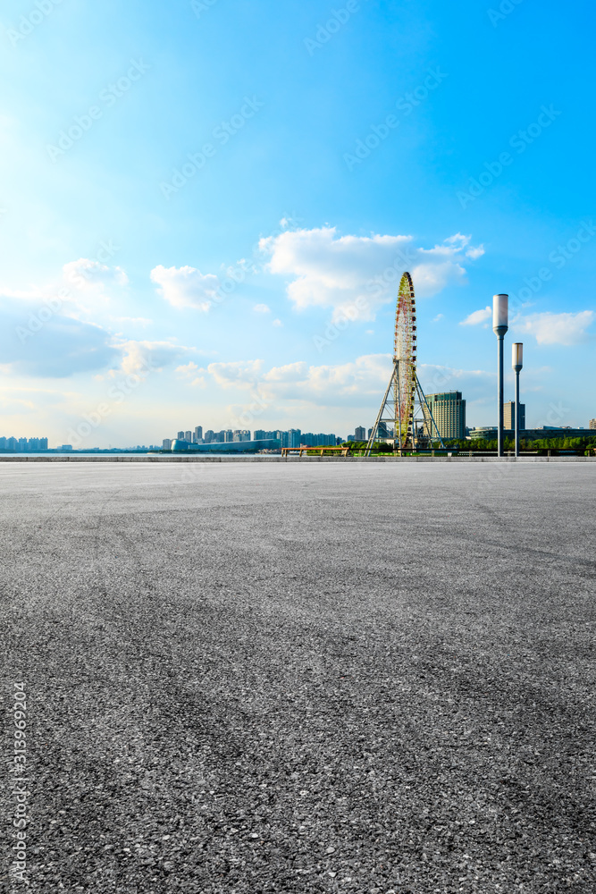 中国苏州空旷的赛道场地和城市天际线。