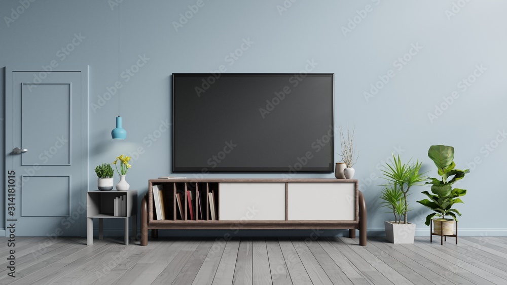 蓝色墙壁背景的现代客厅橱柜上的智能电视。