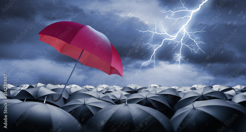 Red Umbrella with Crowd of black Umbrellas in Rain and Thunderstorm wit Lightning Sprache für Stichw