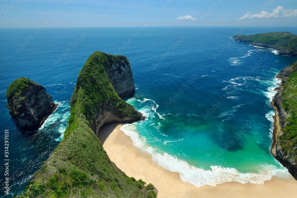 印度尼西亚巴厘岛努沙佩尼达岛Kelingking海滩鸟瞰图