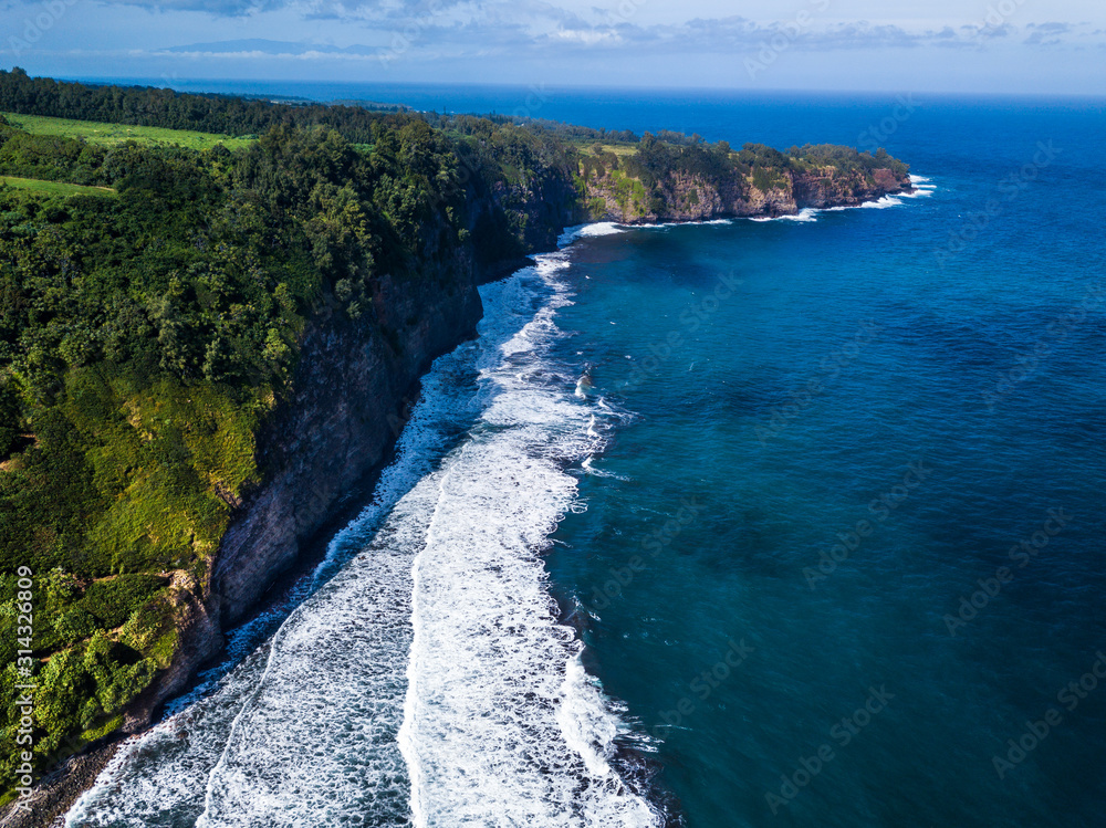 夏威夷大岛北部海岸的鸟瞰图，陡峭的绿色悬崖