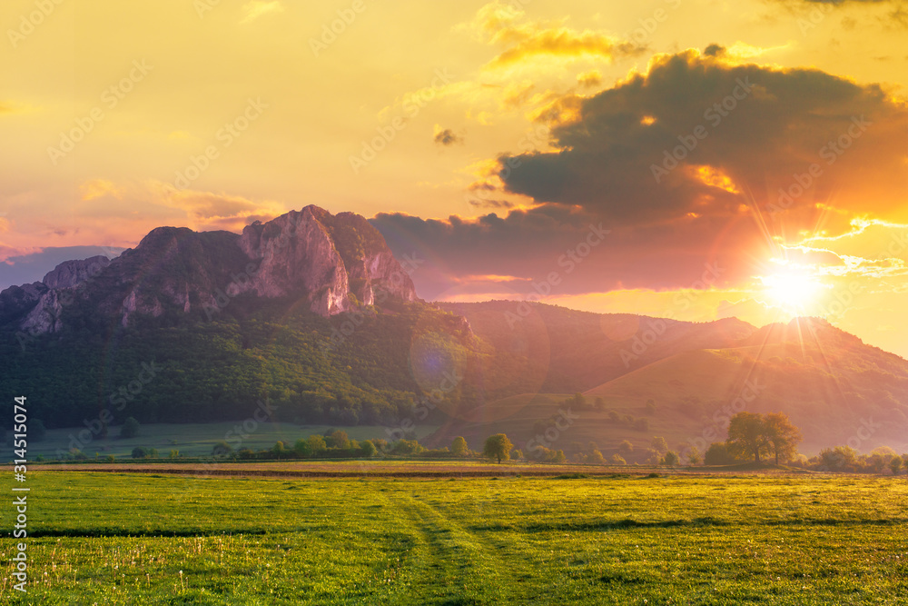 日落时田野上的岩层。群山中美丽的乡村景观。美丽的风景