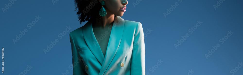 穿着西装的非裔美国妇女在蓝色隔离的全景照片
