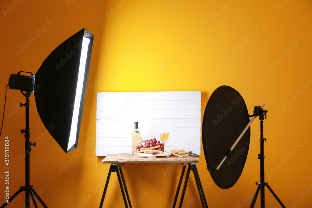 专业照相馆餐桌上的奶酪、葡萄酒和葡萄