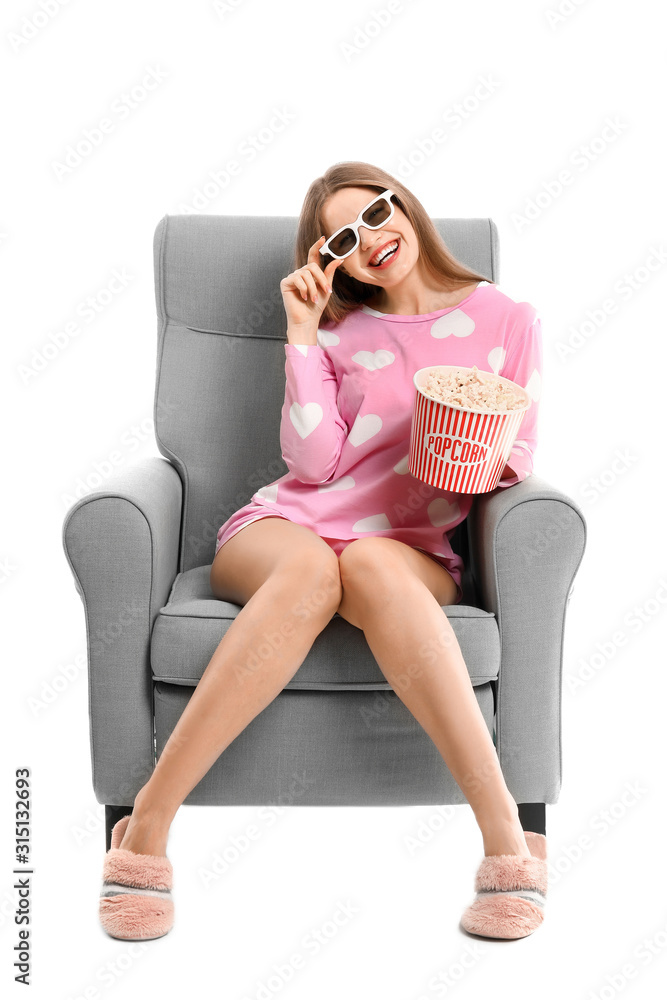 美女坐在白底扶手椅上看电影