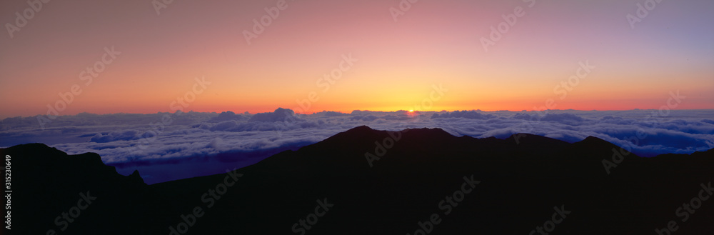 夏威夷毛伊岛哈雷卡拉火山顶峰日出