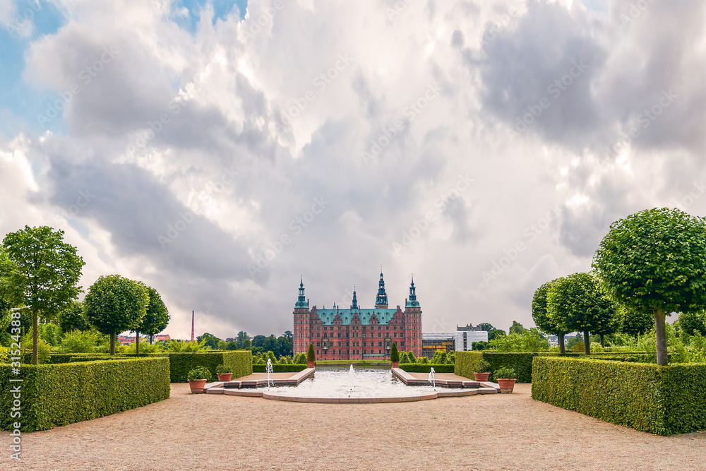 丹麦。希勒罗德-2014年6月23日。弗雷德里克堡城堡和巴洛克公园