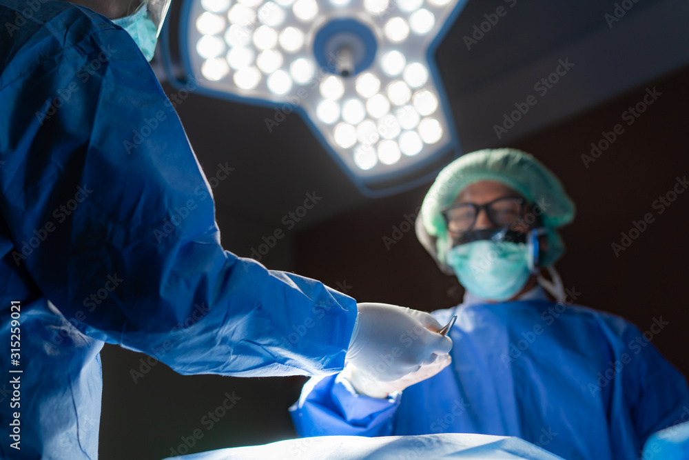 剖腹产手术室的医生手术团队在病人分娩时