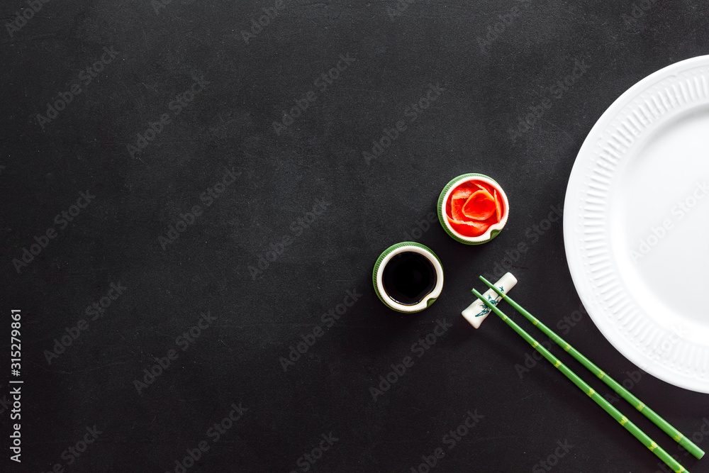 寿司和卷的餐具。盘子、筷子、小碗、生姜和黑面包炒