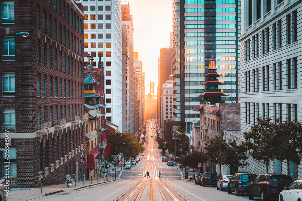 美国加利福尼亚州旧金山市中心与日出时的加利福尼亚街