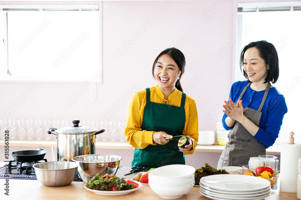 料理教室に通う女性