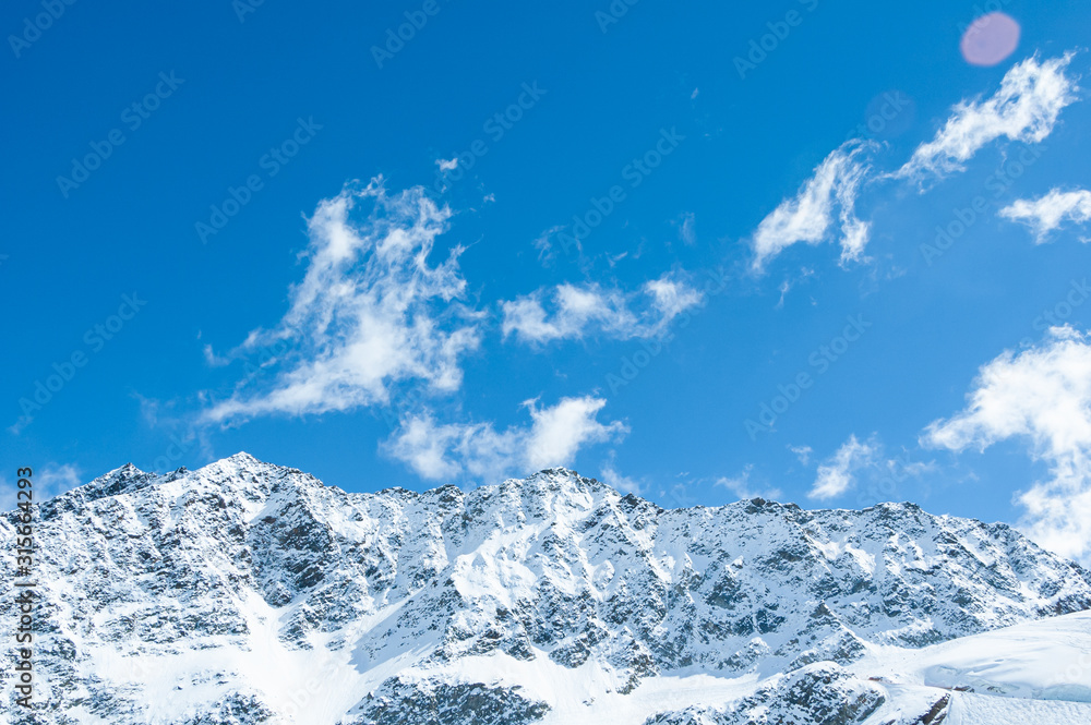 奥地利阿尔卑斯山滑雪道全景。