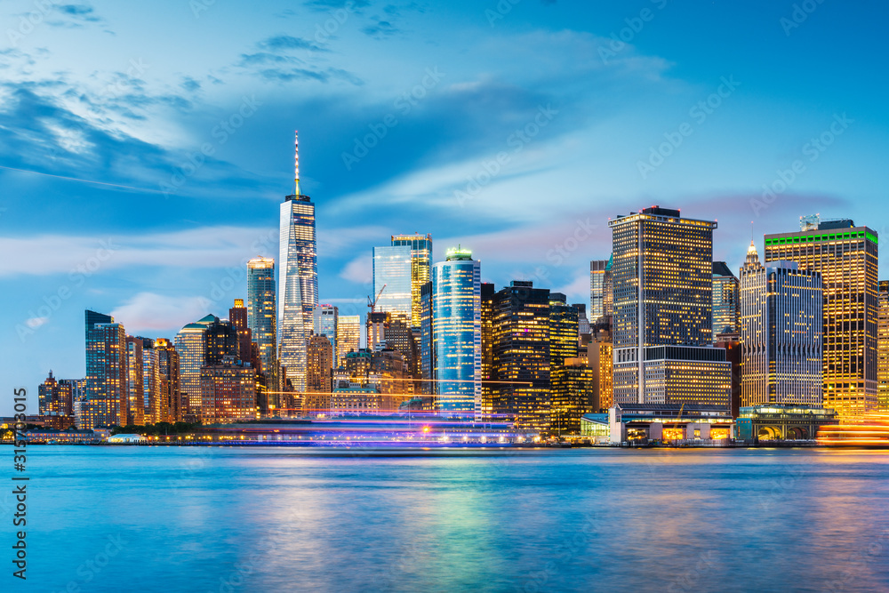 纽约，美国纽约，黄昏时分，海港上的市中心天际线。