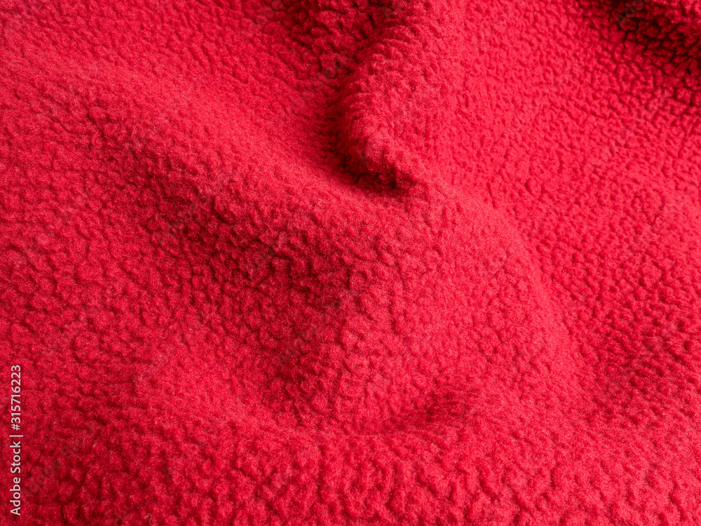 褶皱暖红色摇粒绒面料特写