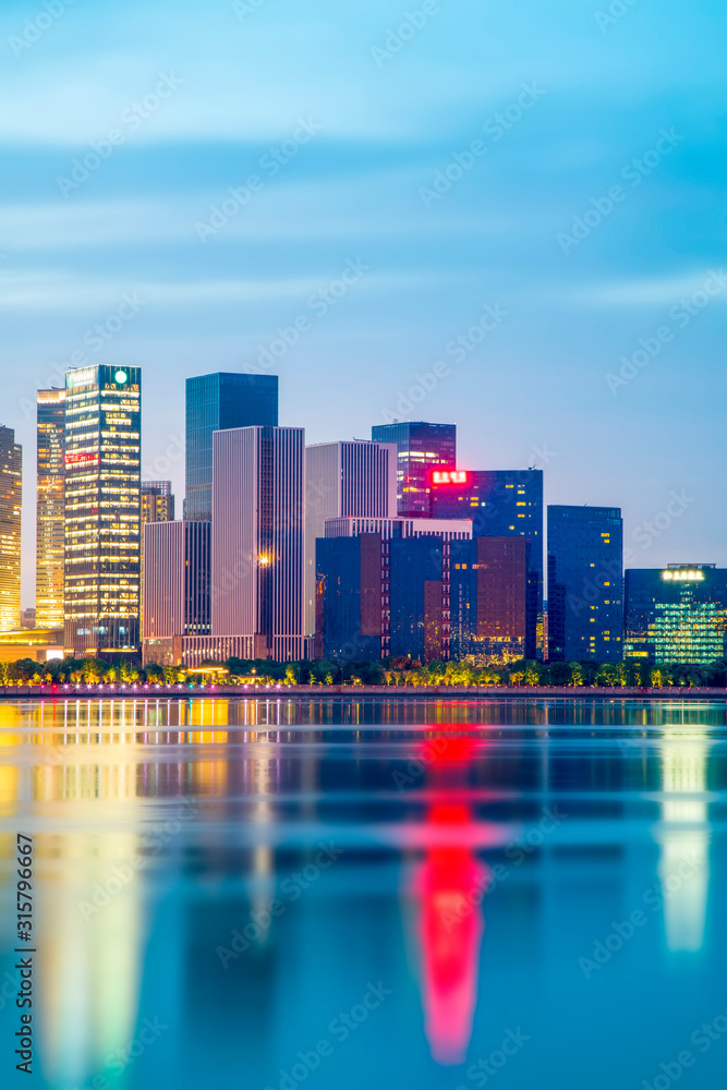 杭州金融区办公楼建筑夜景与城市天际线