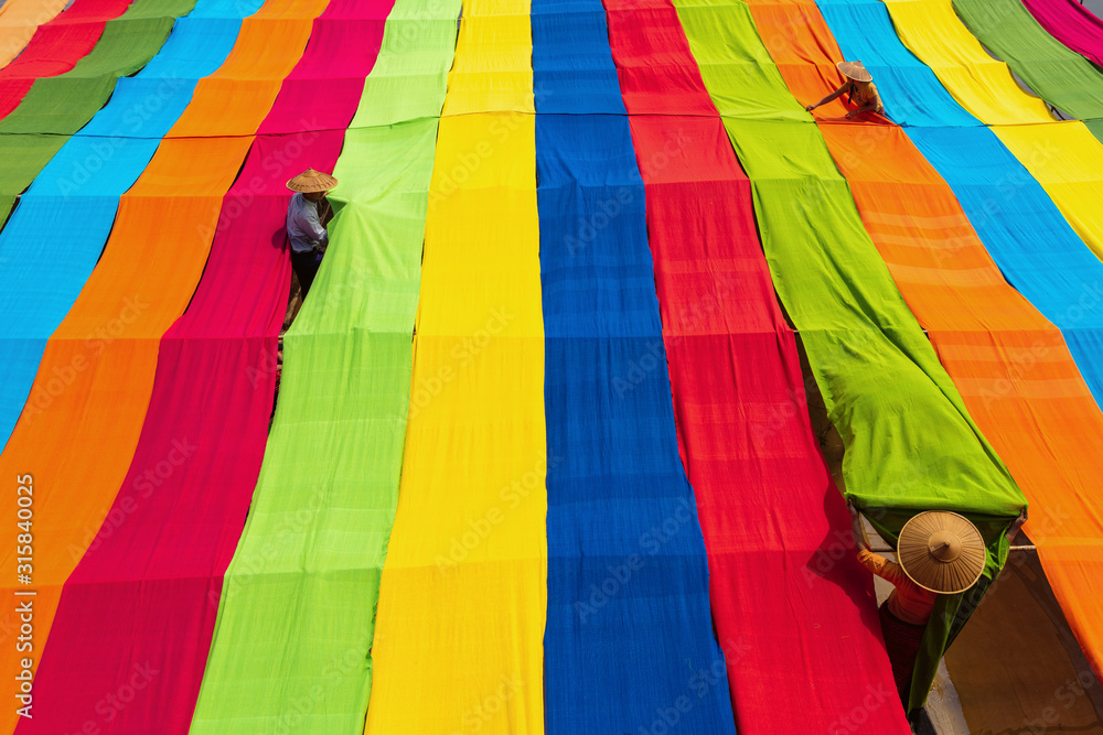 缅甸掸邦因乐湖用莲花纤维手工制作的彩色莲花织物。