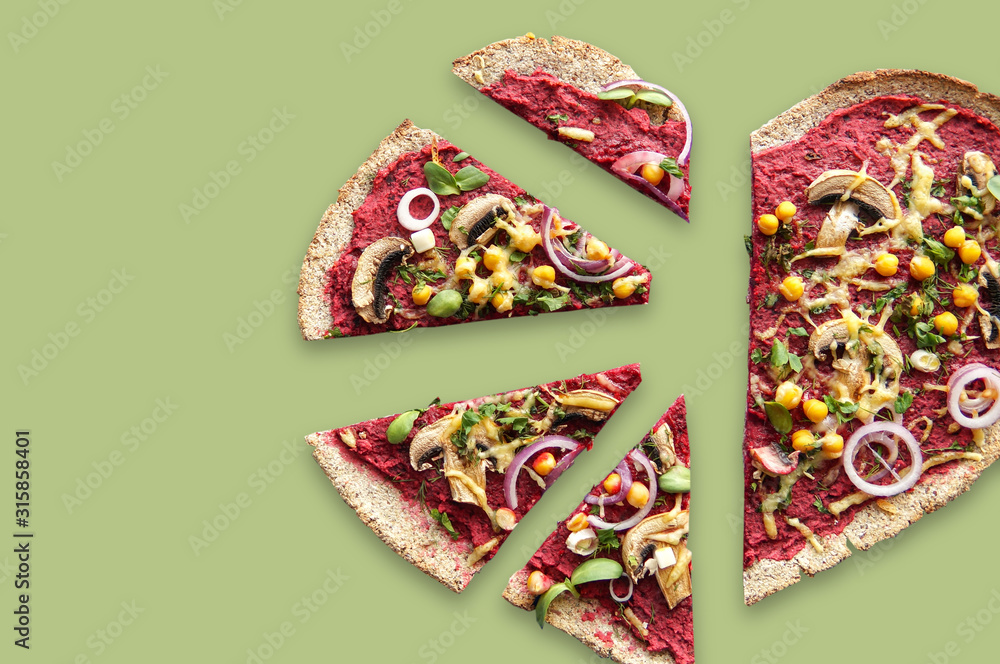 自制披萨，配蘑菇、甜菜、洋葱和罗勒。俯视图，绿色有复制空间