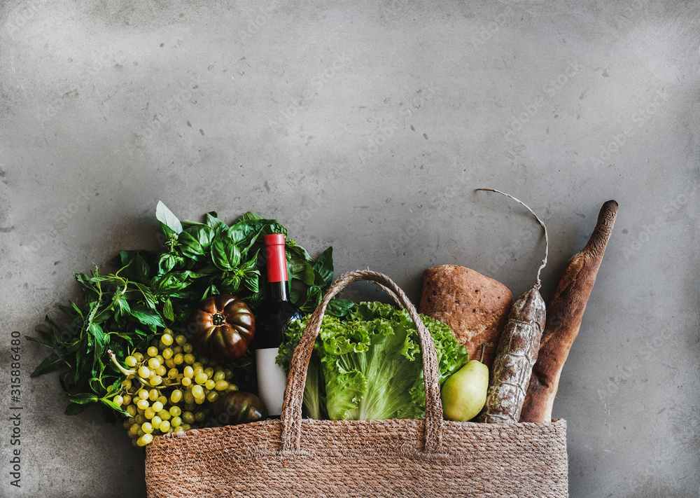 健康食品杂货购物环保袋，里面有蔬菜、水果、绿色蔬菜、面包、香肠