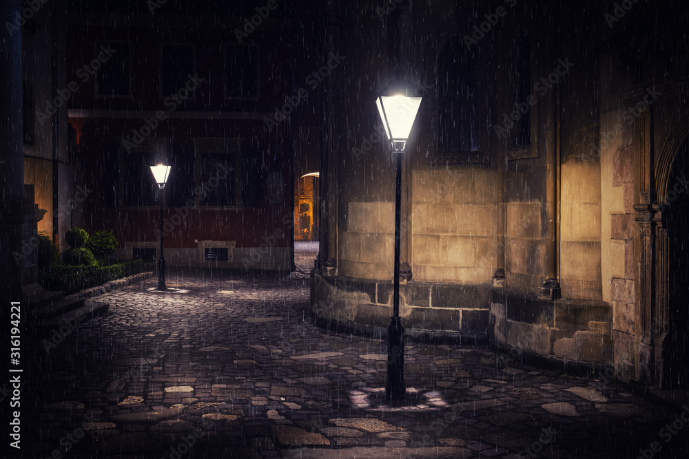 欧洲古城的雨夜伴着灯笼
