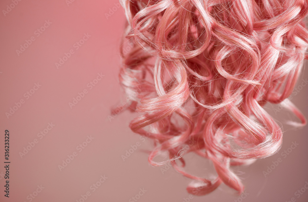 头发。美丽健康的长卷染粉红色头发特写纹理。时尚时尚的染波浪形h