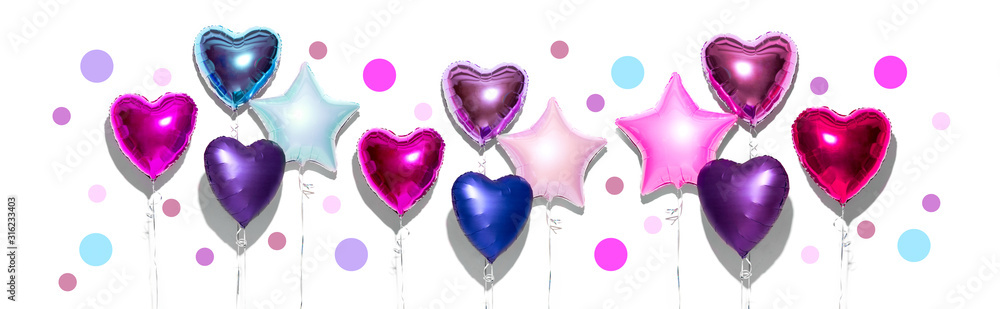 气球。一束紫色心形箔气球，孤立在白色背景上。爱。霍利达