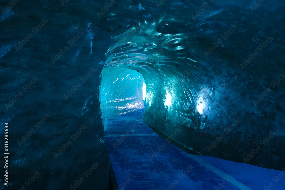 由于气候变化，空旷的走廊穿过缓慢融化的冰川。
