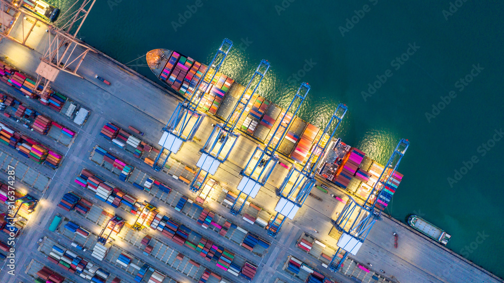 集装箱船夜间作业，国际进出口物流运输业务