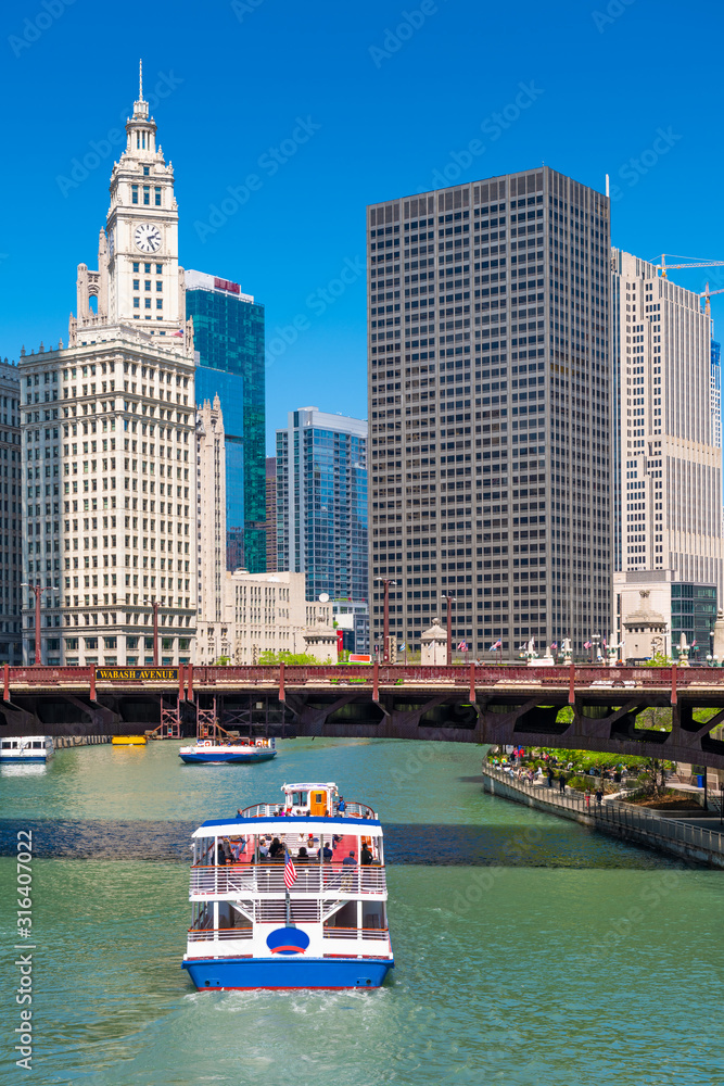 芝加哥河上的美国伊利诺伊州芝加哥