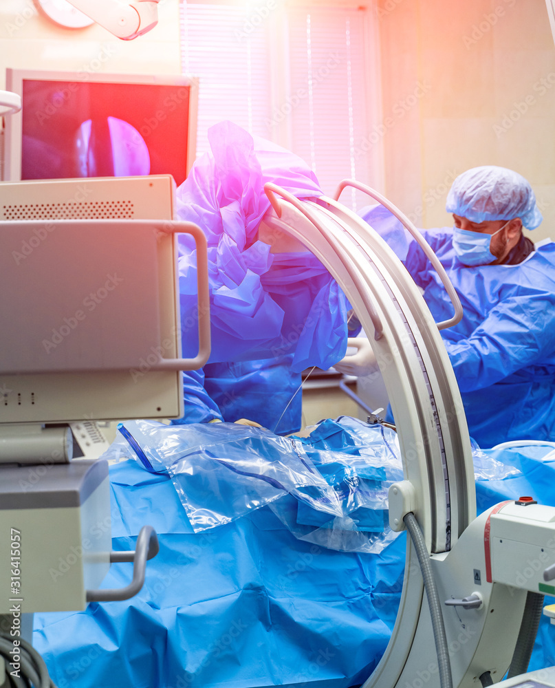医院的手术室配备机器人技术设备，未来歌剧中的机械臂外科医生