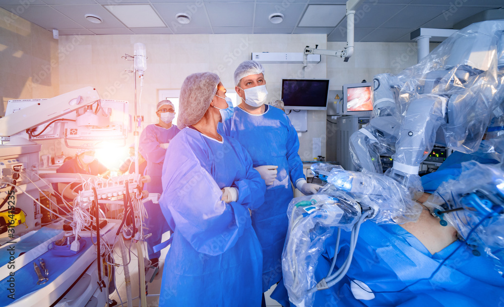 医院的手术室配备了机器人技术设备，未来歌剧中的机械臂外科医生