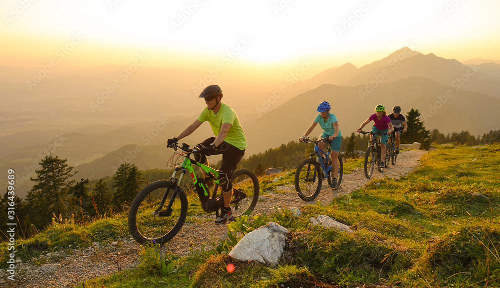 日落时分，兴高采烈的游客骑着电动自行车上山