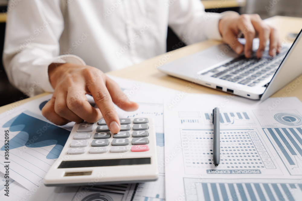 商业会计或财务专家在公司分析商业报告图表和财务图表
