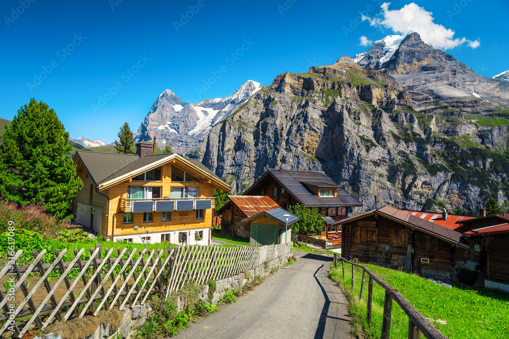 瑞士穆伦山度假区的木屋和花园