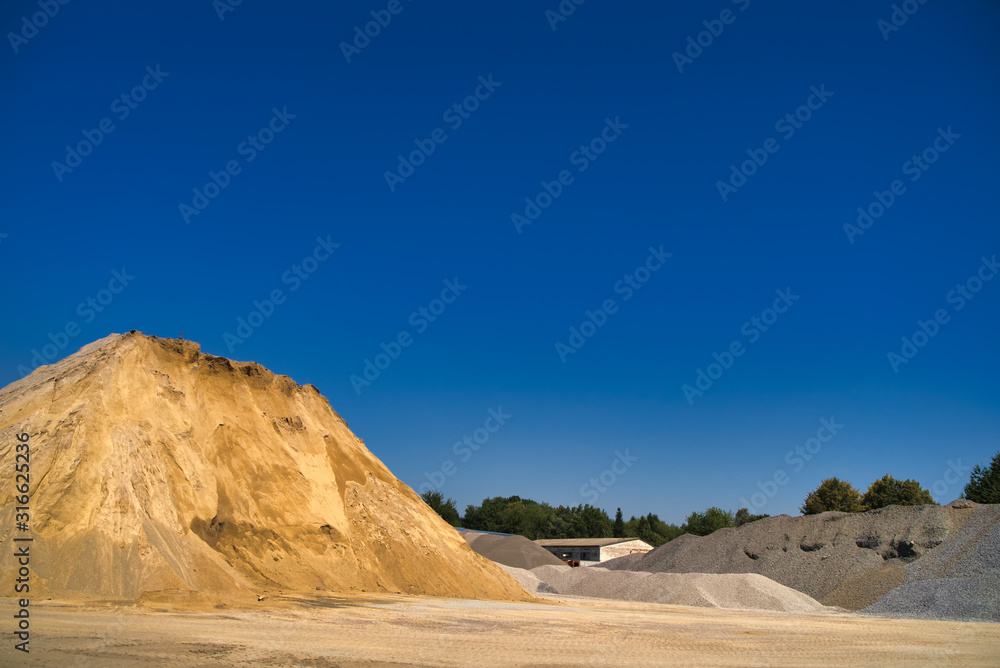 工业需求的沙袋。蓝天背景。选择性聚焦。