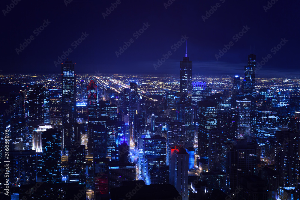 美国伊利诺伊州芝加哥市中心摩天大楼和街道的繁忙夜晚天际线全景。