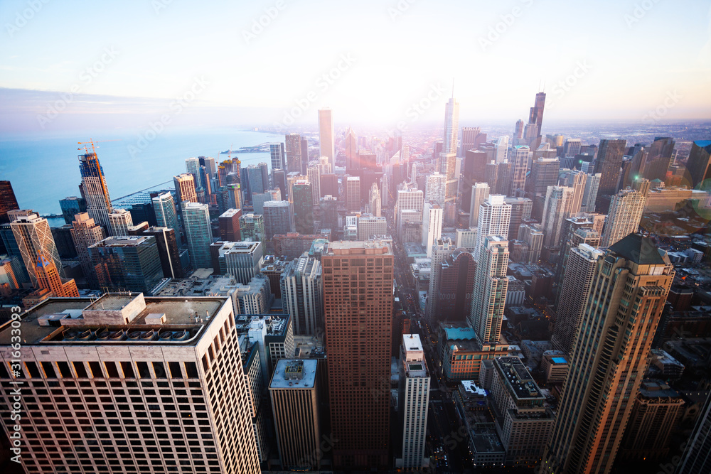 傍晚日落时分，伊利诺伊州芝加哥的街道和摩天大楼全景