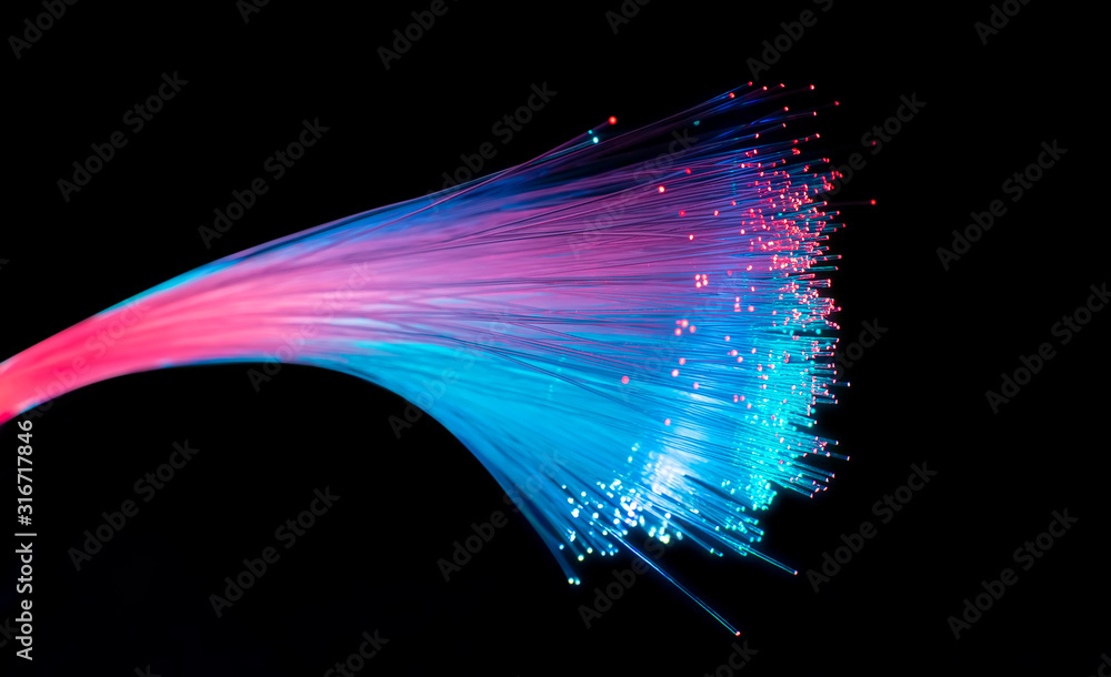 用于超高速互联网通信的光纤网络电缆，移动信息的细线