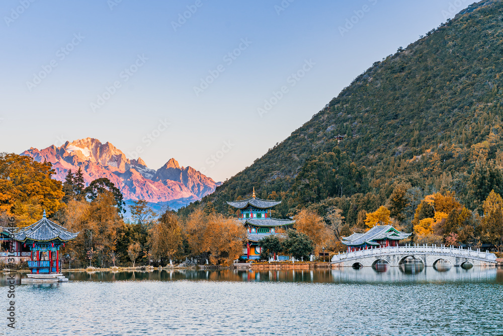 中国云南丽江玉龙雪山和黑龙湖的清晨景色